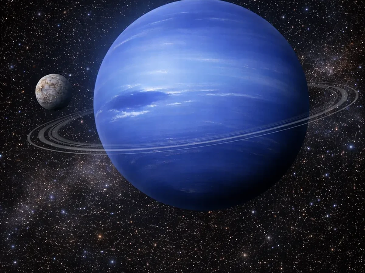Neptunus van buiten met wolkenbanden, dunne ringen en een maan